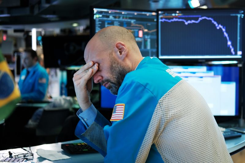 NEW YORK, NEW YORK - MARCH 18: Traders work on the floor of the New York Stock Exchange (NYSE) on March 18, 2020 in New York City. The Dow fell more than 1,200 points today as COVID-19 fears continue to roil world markets. (Photo by Spencer Platt/Getty Images)