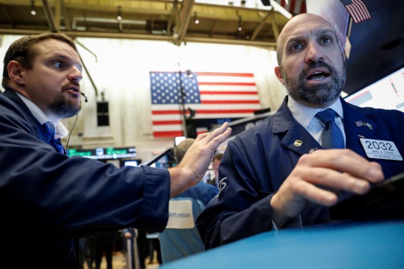 Traders work on the floor at the New York Stock Exchange (NYSE) in New York, U.S., October 30, 2019. REUTERS/Brendan McDermid